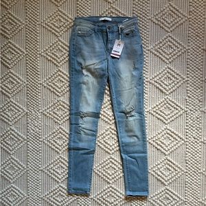 KanCan light wash girlfriend jeans. Size 7/27. 29 1/2” inseam. NWT.